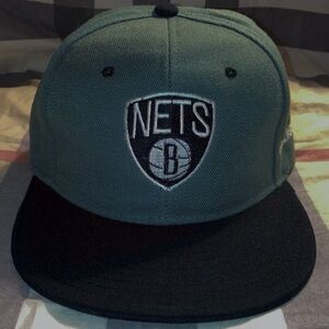 SOLD ‼️ NBA Brooklyn Nets Grey Black White Snapback Hat. Classic Vntge Logo